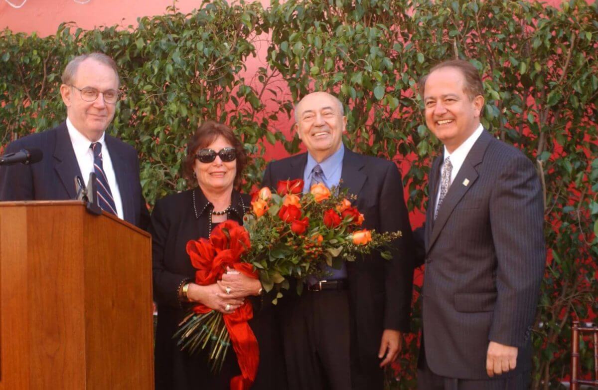 左至右:南加州大学校长Steven Sample, Erna和Andrew Viterbi手持一束鲜花，工程学院院长C. L. Max Nikias。