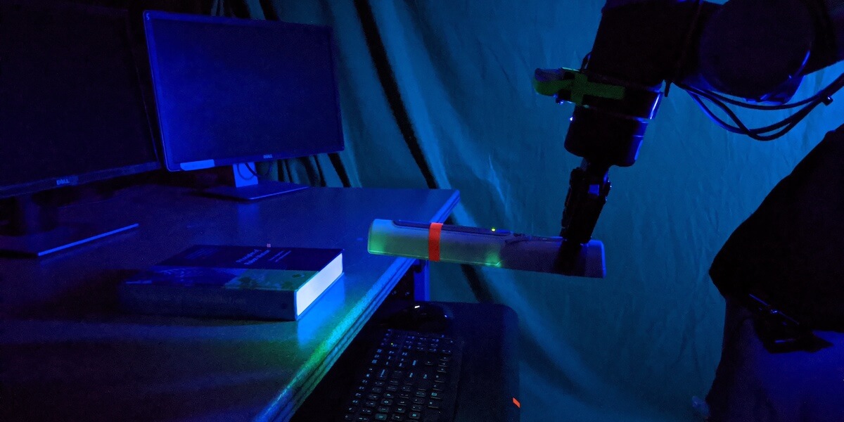 一个机器人使用紫外线消毒工具清洁南加州大学维特比先进制造中心的办公室。bob国际首页登录图片/萨拉AL-HUSSAINI。