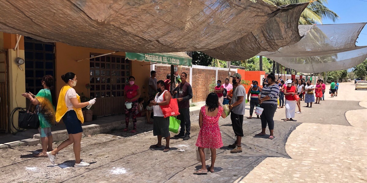 救援工作为社区提供了膳食，帮助他们度过COVID-19的毁灭性经济影响。图片由门多萨提供