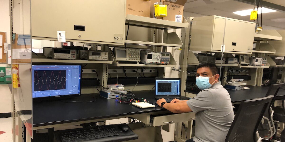 高级实验室技术员Jeffrey Vargas模拟了新的远程实验室终端设置，它允许助教和学生远程连接到同一个软件。查尔斯·拉多维奇摄。