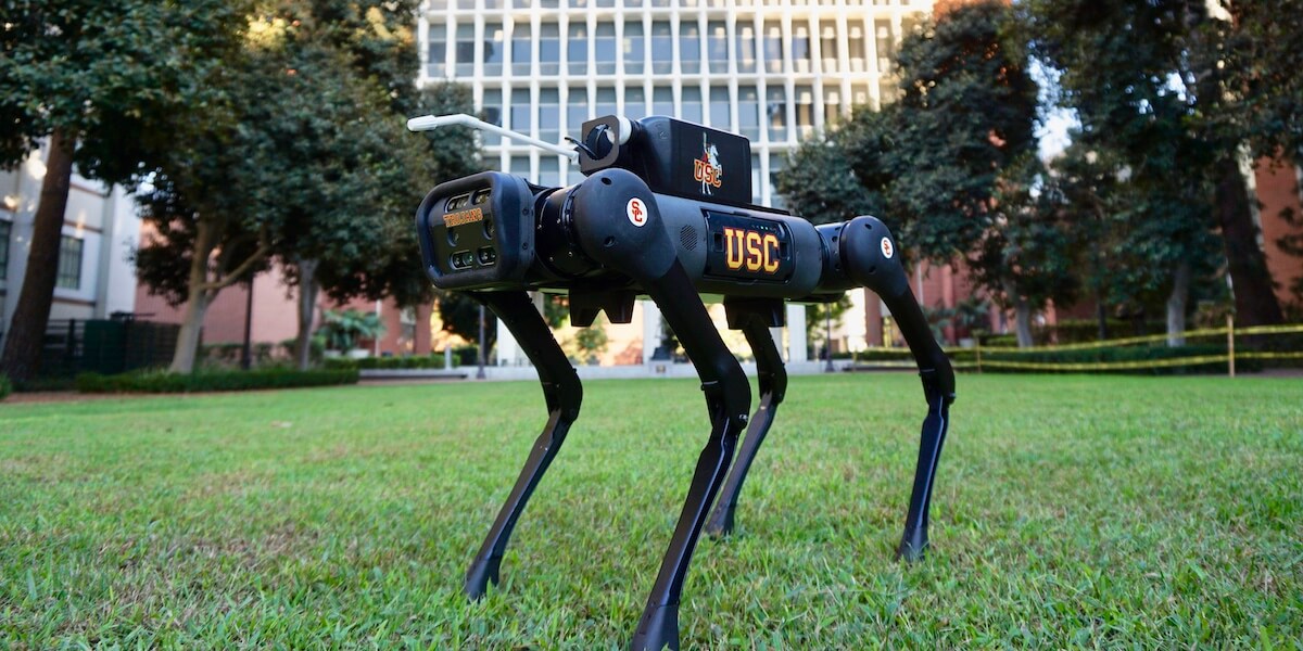 “能够爬行、蹲伏、清洁和抗击COVID的四足机器人”的特色图片