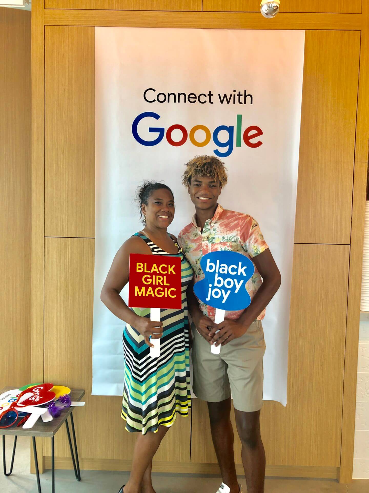德文·马丁和他的母亲克里斯特尔·马丁博士在密歇根州底特律市中心谷歌的办公室。图片/德文·马丁。