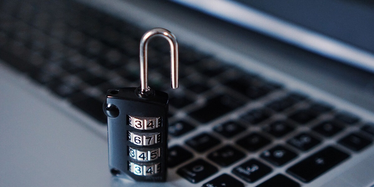 图为笔记本电脑键盘上打开的锁，象征着对网络安全的需求
