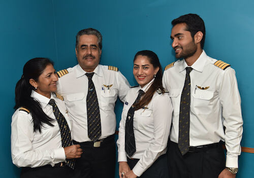 Nivedita Bhasin的直系亲属都是飞行员:(从左到右)Nivedita Bhasin;丈夫Rohit Bhasin;女儿Niharika Bhasin;儿子罗汉·哈辛。(图片/ Nivedita Bhasin提供)