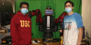 bob国际首页登录南加州大学维特比分校的学生Vineeth Rajesh和Justin Lockwood在百特机器人的帮助下制作“SC”主题煎饼。照片/ AVNI SHAH。
