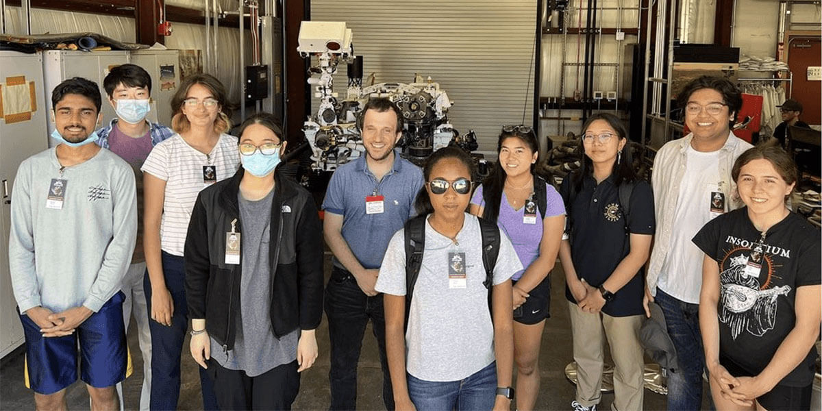 今年夏天，参加南加州大学Viterbi机器人和自主系统REU项目的访问学生与计算机科学助理教授Stefabob国际首页登录nos Nikolaidis一起参观了NASA喷气推进实验室。