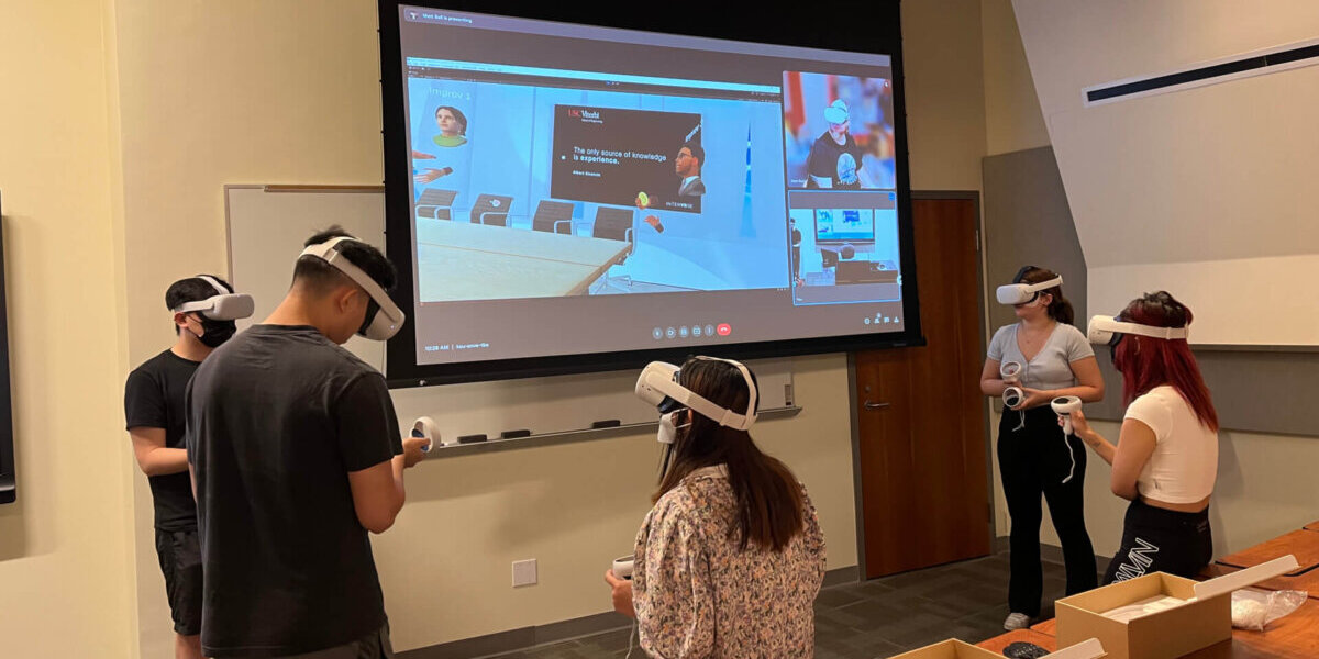 在ELISABETH ARNOLD WEISS教授的写作340课上，学生们参加了VR练习(图片由ELISABETH ARNOLD WEISS提供)