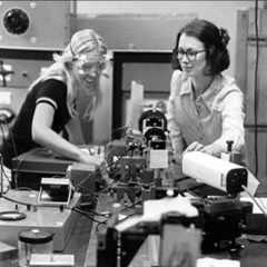 1981年，激光技术的早期先驱、非线性光学专家艾尔莎·加迈尔(Elsa Garmire)成为该校历史上第一位成为终身正教授的女性。