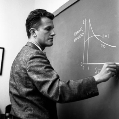 1988年，南加州大学系统架构和工程项目由ISE教员埃伯哈特·雷切廷(Eberhardt Rechtin)创建，他是美国宇航局喷气推进实验室深空网络之父。