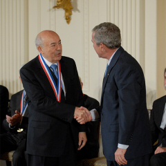 2008年，南加州大学理事和校友安德鲁·j·维特比获得了国家科学奖章。